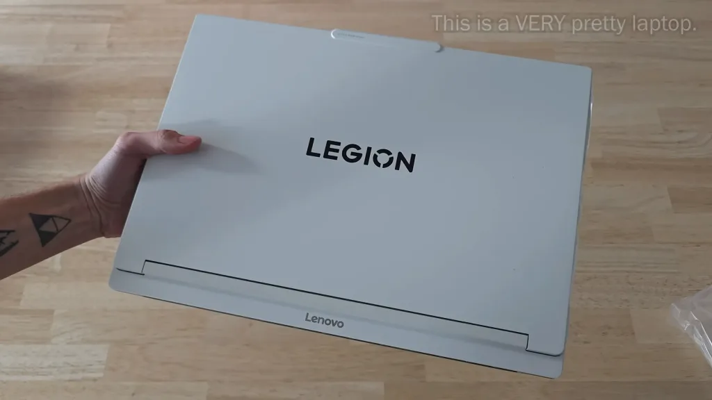 Tổng quan bên ngoài Legion 7i 2025 16IAX10