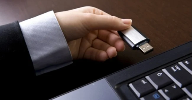 Cắm USB vào máy tính